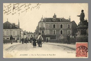 Auxerre. Rue du pont et statue Paul Bert