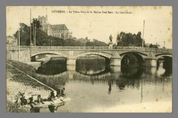 Auxerre. Le Vieux Pont et la statue Paul-Bert. La Cathédrale Toulot Auxerre