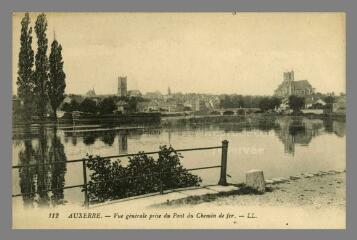 112. Auxerre. Vue générale prise du pont du chemin de fer L.L.