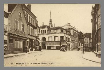 57 Auxerre. La Place du Marché L.L.