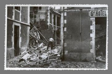 [Au verso:] Bombardement juin 1944. Rue Saint-Eusèbe