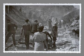 [Au verso:] 141. Bombardement juin 1944. Rue du Temple (place Carré Saint-Antoine)