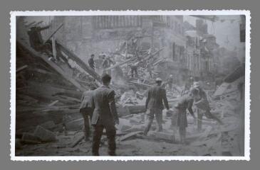 [Au verso:] 142. Bombardement juin 1944. Rue du Temple (place Carré Saint-Antoine)