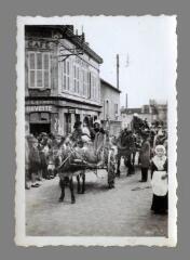 [Au verso:] Fête du quartier Saint-Gervais. Juillet 1946. Défilé rue du Pont