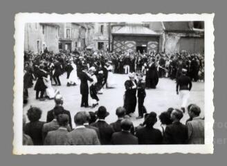 [Au verso:] Fête du quartier Saint-Gervais. Juillet 1946. Bal 1900 place Saint-Pierre