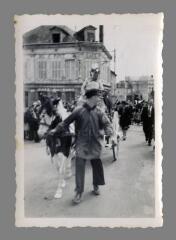 [Au verso:] Fête du quartier Saint-Gervais. Juillet 1946. Défilé sur le pont Paul-Bert