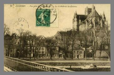 1 vue  - 19. Auxerre. Vue prise de la Passerelle, la Cathédrale St-Etienne (ouvre la visionneuse)