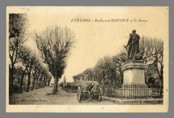 1 vue  - Auxerre. Boulevard Davout et la Statue (ouvre la visionneuse)