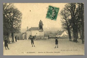 1 vue  - 31. Auxerre. Statue du Maréchal Davout (ouvre la visionneuse)