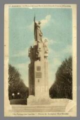 1 vue  - 57. Auxerre. Le Monument aux Morts de la Grande Guerre (1914-1918) \' Le Partage des Lauriers \', œuvre du sculpteur Max Blondat (ouvre la visionneuse)