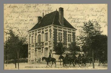 1 vue  - Auxerre. Maison de l\'Arquebuse, passage des Dragons de Melun en Manœuvres (ouvre la visionneuse)