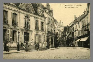 1 vue  - 72. Auxerre. Place de l\'Hôtel de Ville (ouvre la visionneuse)
