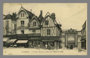 1 vue  - 56. Auxerre. Vieilles Maisons Place du marché (ouvre la visionneuse)