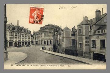 1 vue  - 56. Auxerre. La Place du Marché et l\'Hôtel de Ville (ouvre la visionneuse)