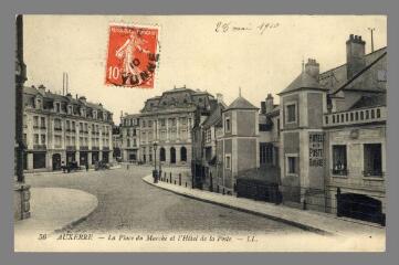 1 vue  - 56. Auxerre. La Place du Marché et l\'Hôtel de Ville (ouvre la visionneuse)