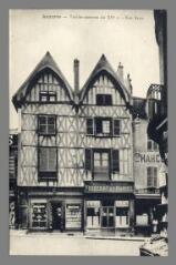 1 vue  - Auxerre. Vieilles Maisons du XVe siècle de la rue de Paris [au verso:] Édit. Batut Libraire. Auxerre (ouvre la visionneuse)