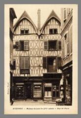 1 vue  - Auxerre. Maisons de bois du XVIe siècle, rue de Paris (ouvre la visionneuse)
