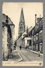 1 vue  - 61. Auxerre. La rue Cochois et le clocher Saint-Germain (ouvre la visionneuse)