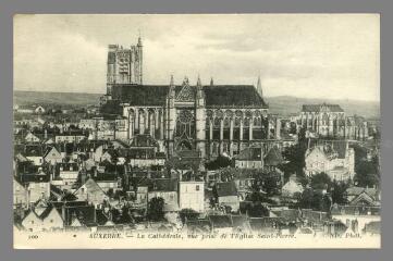 1 vue  - 100. Auxerre. La Cathédrale, vue prise de l\'Église Saint-Pierre (ouvre la visionneuse)