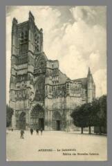 1 vue  - Auxerre. La Cathédrale (ouvre la visionneuse)