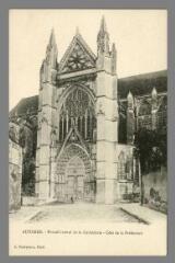 1 vue  - Auxerre. Portail latéral de la Cathédrale, côté de la Préfecture (ouvre la visionneuse)