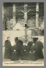 1 vue  - Auxerre. Mission 1912, Le Clergé et les Missionnaires de la Cathédrale devant la Croix de la Mission de 1824 (ouvre la visionneuse)