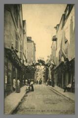 1 vue  - 17. Auxerre. Fête du 2 Août 1908, Arc de Triomphe, rue Joubert (ouvre la visionneuse)