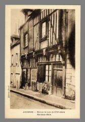 1 vue  - Auxerre. Maison de bois du XVIe siècle, rue Sous-Murs (ouvre la visionneuse)