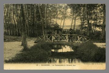 1 vue  - 18. Auxerre. La passerelle à l\'Arbre Sec (ouvre la visionneuse)