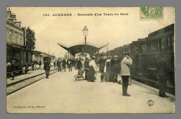 1 vue  - 165. Auxerre. Descente d\'un train en Gare (ouvre la visionneuse)