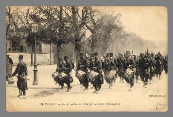 1 vue  - Auxerre. Le 4e rentre en ville par la porte Chantepinot (ouvre la visionneuse)
