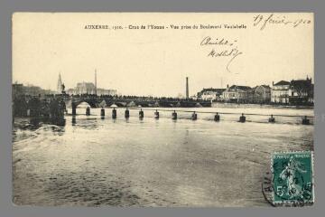1 vue  - Auxerre, 1910. Crue de l\'Yonne. Vue prise du Boulevard Vaulabelle (ouvre la visionneuse)