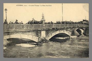 1 vue  - Auxerre, 1910. Crue de l\'Yonne. Le Pont Paul-Bert (ouvre la visionneuse)