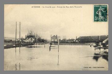 1 vue  - Auxerre. La Crue de 1910, avenue du Pont de la Tournelle (ouvre la visionneuse)