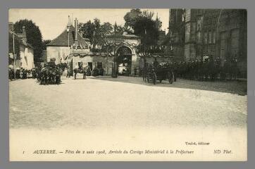 1 vue  - 1 Auxerre. Fêtes du 2 août 1908, Arrivée du cortège ministériel à la Préfecture (ouvre la visionneuse)