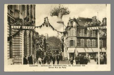 1 vue  - Auxerre. Concours international de musique 1934. Entrée de la rue de Paris (ouvre la visionneuse)