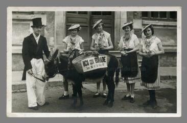 1 vue  - [Braderie ambulante : âne entouré de jeunes gens (26 et 27 juin 1937)] (ouvre la visionneuse)