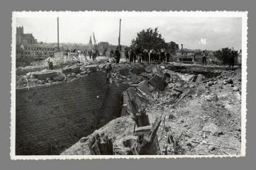 1 vue  - [Au verso:] 22. Bombardement juin 1944. Route de Lyon et route d\'Augy (ouvre la visionneuse)