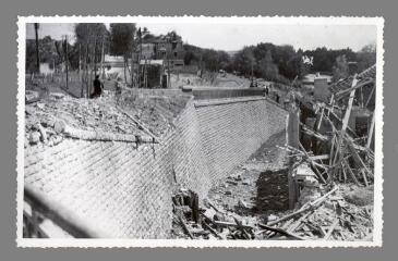 1 vue  - [Au verso:] 21. Bombardement juin 1944. Route de Lyon et route d\'Augy (ouvre la visionneuse)