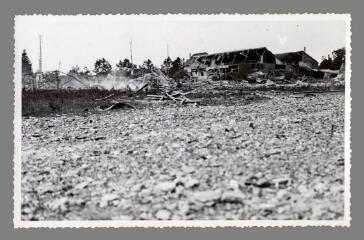 1 vue  - [Au verso:] 18. Bombardement juin 1944. Les abattoirs (avenue Gambetta) (ouvre la visionneuse)