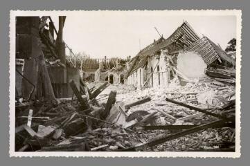 1 vue  - [Au verso:] 17. Bombardement juin 1944. Les abattoirs (avenue Gambetta) (ouvre la visionneuse)