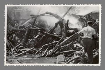 1 vue  - [Au verso:] 133. Bombardement juin 1944. Rue Saint-Pèlerin (ouvre la visionneuse)