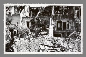 1 vue  - [Au verso:] 209. Bombardement juin 1944. Rue Saint-Pèlerin (ouvre la visionneuse)