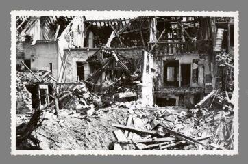 1 vue  - [Au verso:] 209. Bombardement juin 1944. Rue Saint-Pèlerin (ouvre la visionneuse)