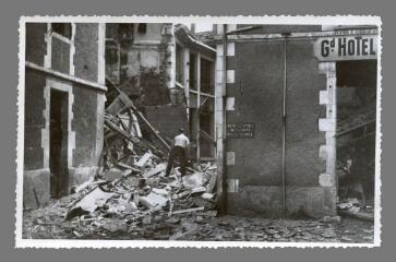 1 vue  - [Au verso:] Bombardement juin 1944. Rue Saint-Eusèbe (ouvre la visionneuse)