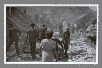 1 vue  - [Au verso:] 141. Bombardement juin 1944. Rue du Temple (place Carré Saint-Antoine) (ouvre la visionneuse)