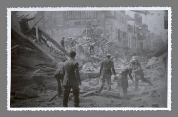 1 vue  - [Au verso:] 142. Bombardement juin 1944. Rue du Temple (place Carré Saint-Antoine) (ouvre la visionneuse)