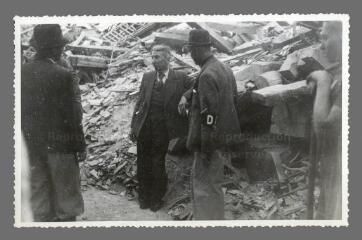 1 vue  - [Au verso:] 121. Bombardement juin 1944. Rue du Temple (sortie de M. Martinaud, armurier) (ouvre la visionneuse)