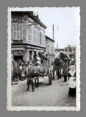 1 vue  - [Au verso:] Fête du quartier Saint-Gervais. Juillet 1946. Défilé rue du Pont (ouvre la visionneuse)