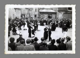 1 vue  - [Au verso:] Fête du quartier Saint-Gervais. Juillet 1946. Bal 1900 place Saint-Pierre (ouvre la visionneuse)